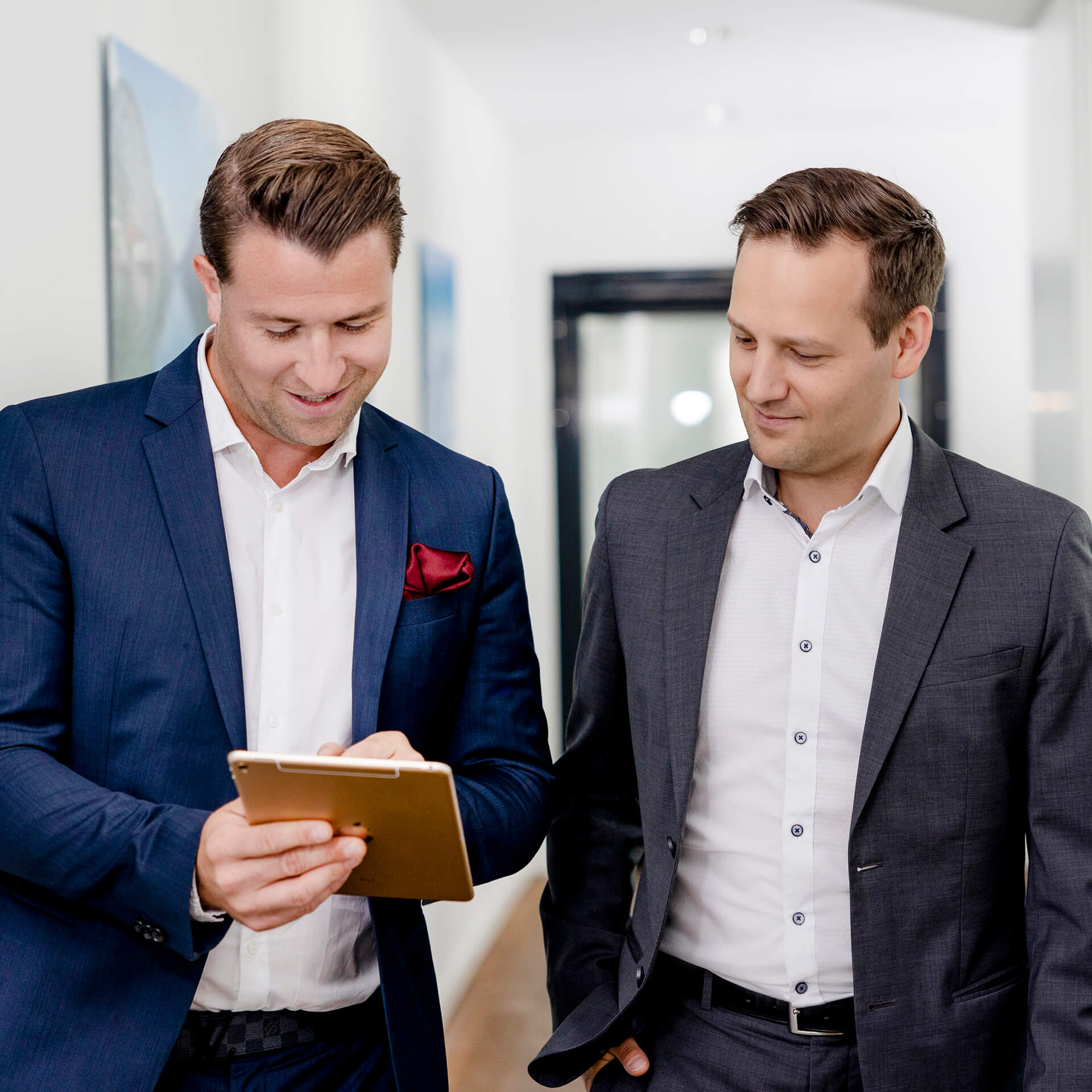 Zwei Juristen von activeMind.legal diskutieren über einen aktuellen Fall.